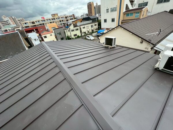埼玉県川口市の築30年の戸建てにて雨漏り修理、屋根修理＜トタン屋根からスタンビーへ葺き替え工事＞ 施工後